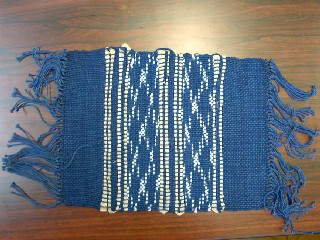 カンナ屑を活用したヒノキ糸を編み込んだ手織物