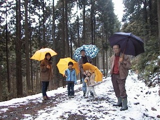 これから建てる家の木材を調達しに兵庫県加美町丹波地区の森林を訪れた家族たち