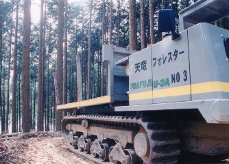 集材作業路の開設と林内作業車を使用する作業システムを採用している