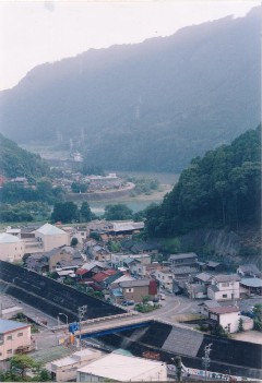 天竜フォレスターの事務所がある竜川地区。急峻な山々が営業エリア